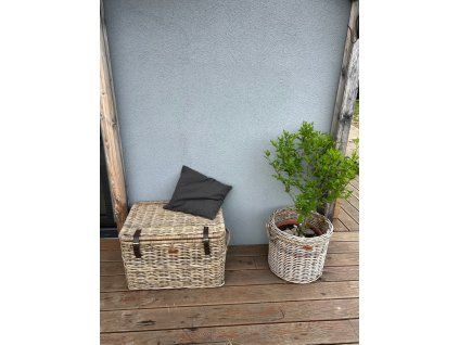 Rattantruhe in Grautönen