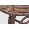 Ovaler Rattanhocker mit grauem Kissen