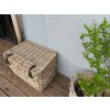 Graue Rattantruhe mit Griffen
